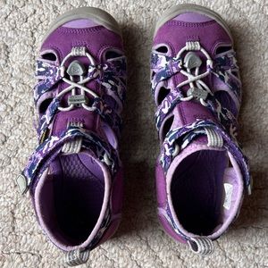 KEEN Unisex-Child Closed Toe Sandals, size 2